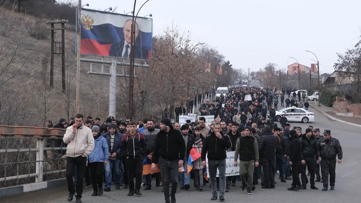Жители Карабаха, направляющиеся в сторону блокпоста с российскими миротворцами, для очередной попытки переговоров. Степанакерт, декабрь 2022 г. Фото: Ani Balayan
