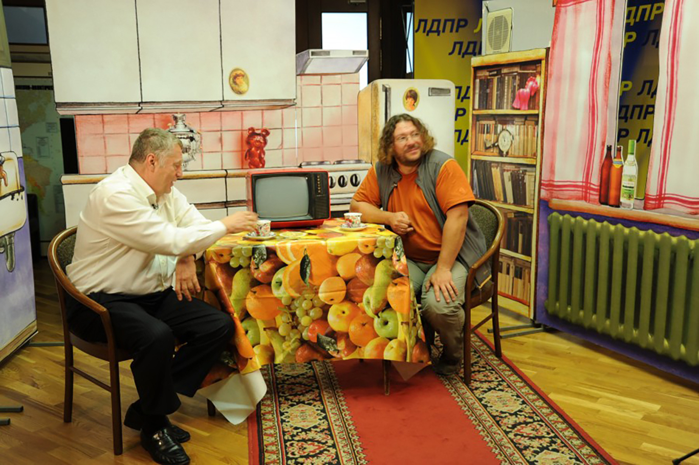 Владимир Жириновский и Максим Кононенко на записи для телеканала НТВ, «Коллекция глупостей Максима Кононенко». Фото: Wikimedia