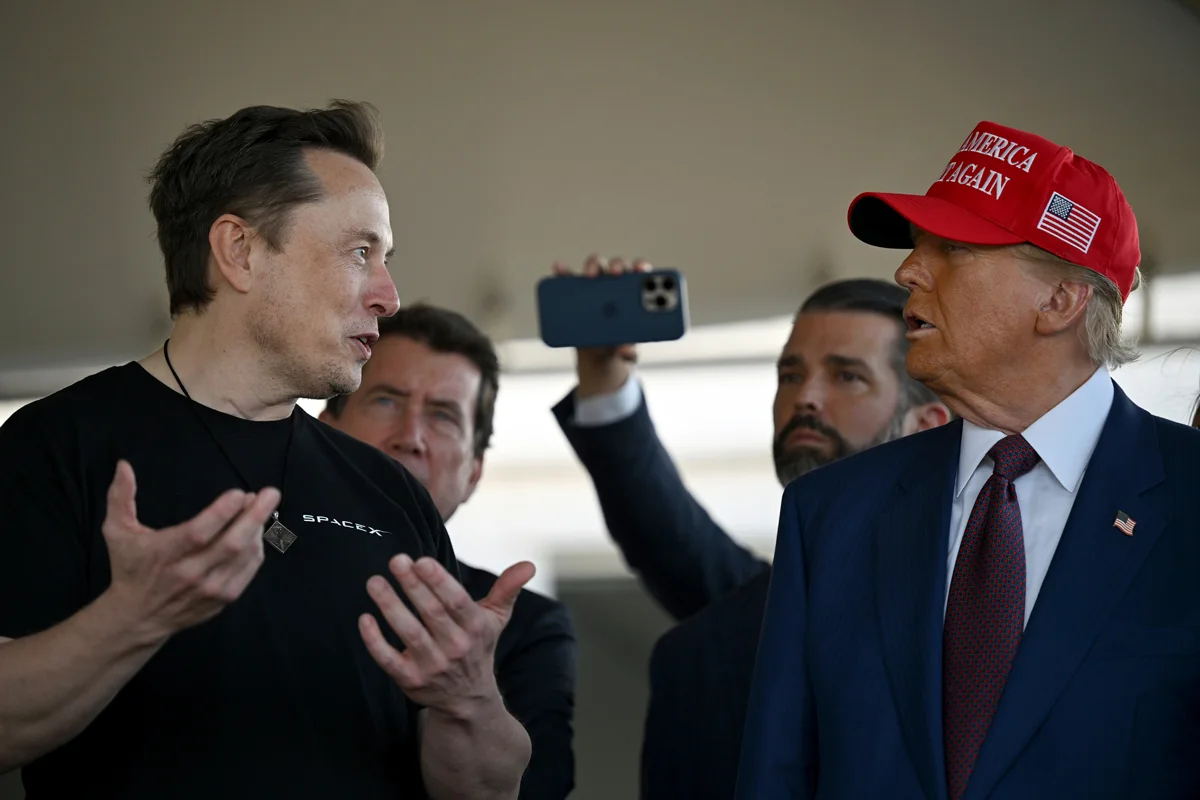Илон Маск разговаривает с Дональдом Трампом перед запуском ракеты SpaceX Starship в Браунсвилле, штат Техас, 19 ноября 2024 года. Фото: Brandon Bell / AP / Scanpix / LETA