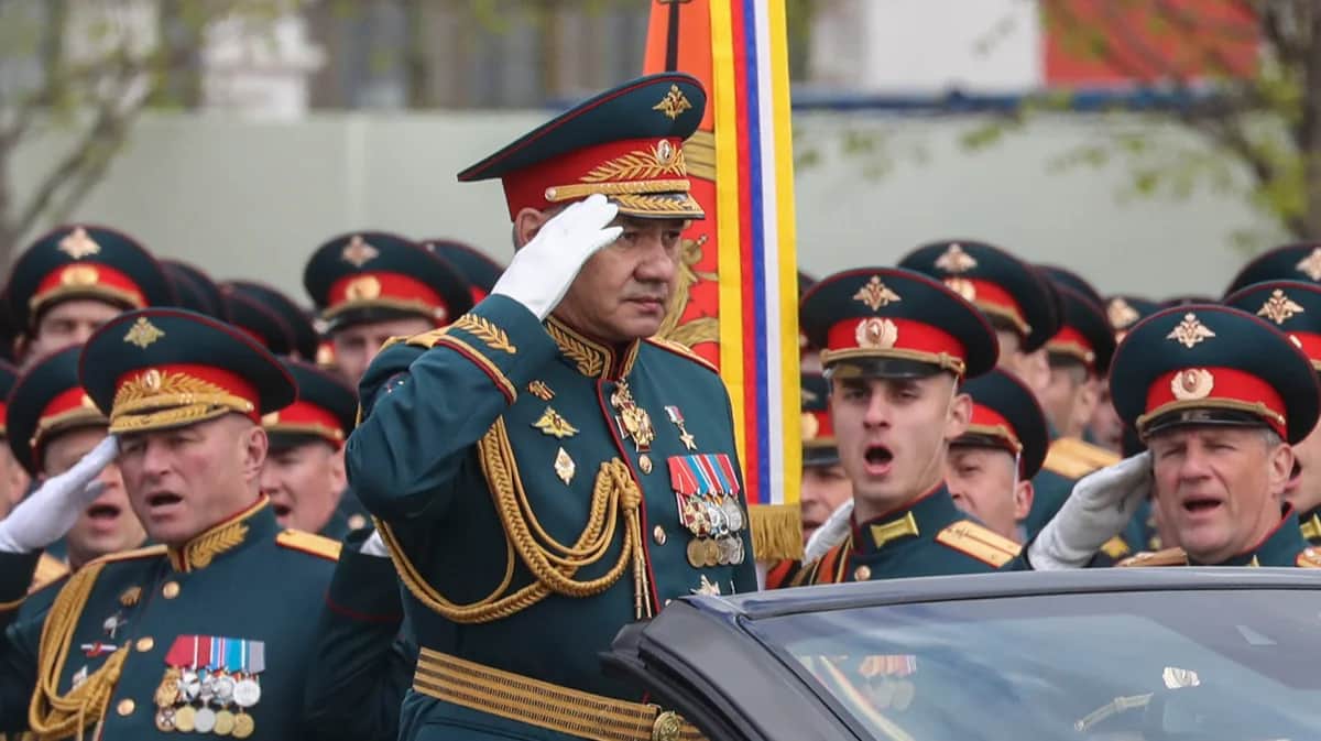 Сергей Шойгу принимает участие в параде на Красной площади, 9 мая 2022 года. Фото: Максим Шипенков / EPA-EFE