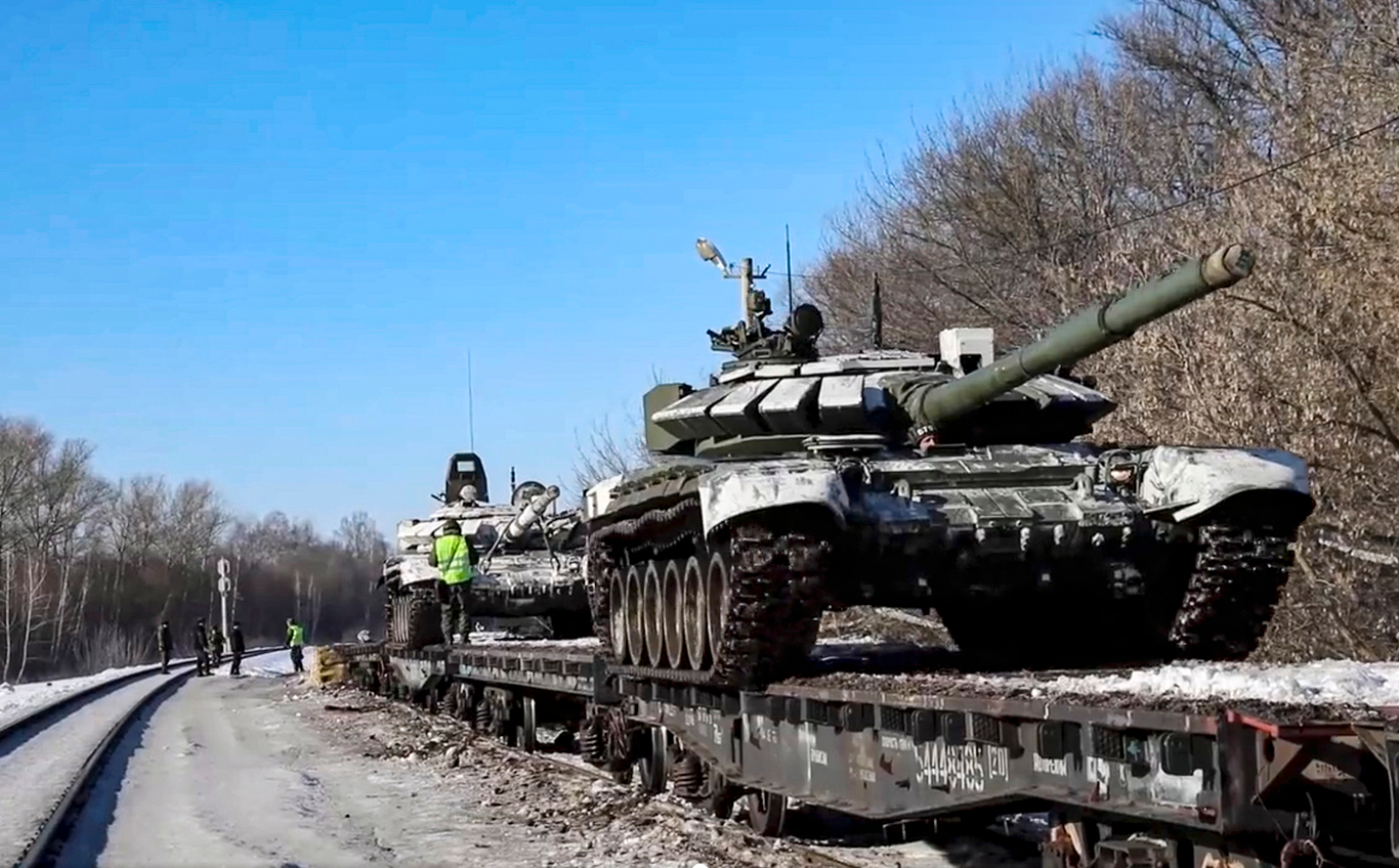 Российские танки загружаются в железнодорожные грузовые вагоны в Воронежской области. Россия. 16 февраля 2022 года. Фото: EPA