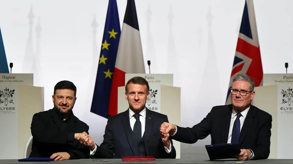 <span id="zm48xa829">Ukrainian President Volodymyr Zelensky, French President Emmanuel Macron and Britain's Prime Minister Keir Starmer shake hands in Paris, France, 6 January 2026. Photo: EPA / Ludovic Marin</span>