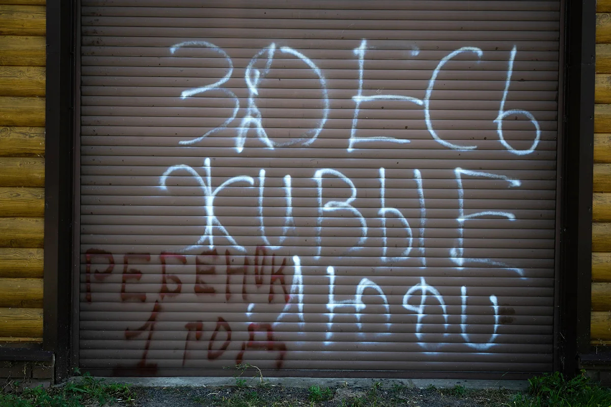 Надпись «Здесь живые люди» на гараже в Судже. Фото: Kirill Chubotin / SIPA / Scanpix / LETA