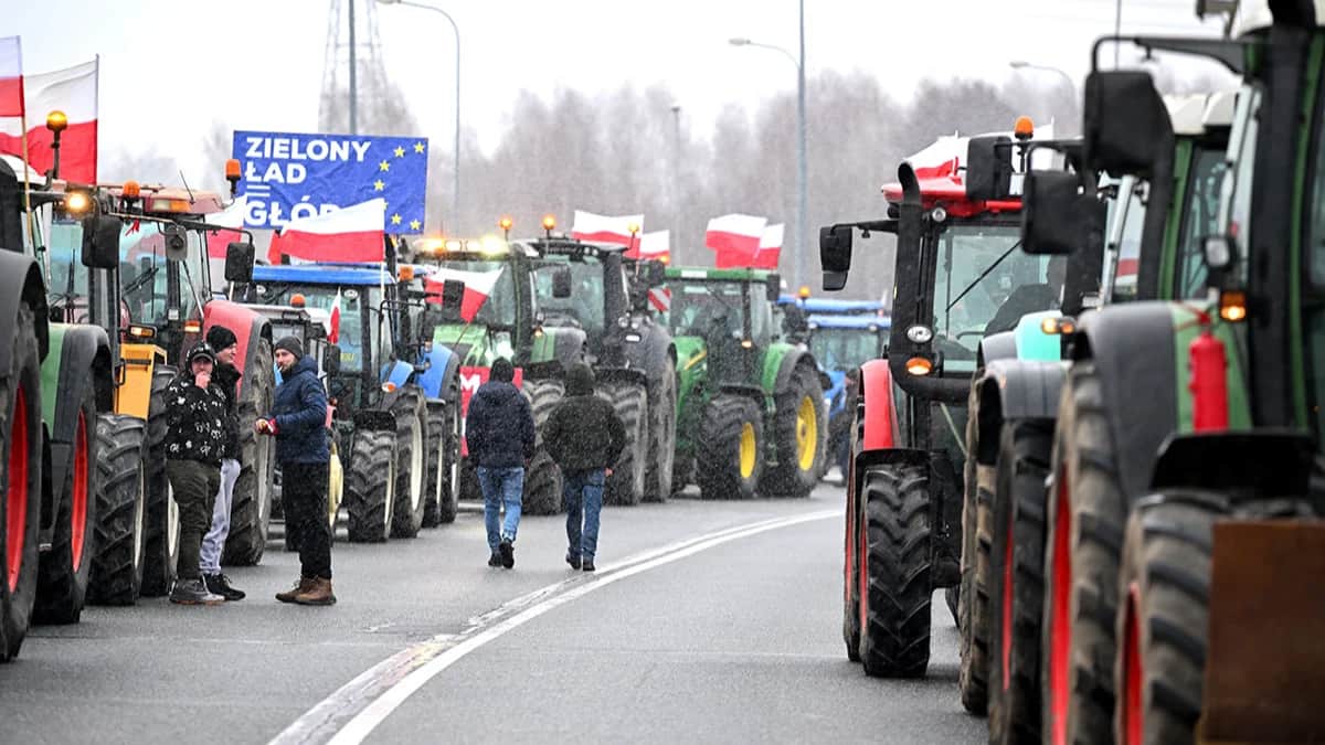 Польские фермеры блокируют движение тракторами во время протеста в Польше, 9 февраля 2024 года. Фото: Przemyslaw Piatkowski / EPA-EFE