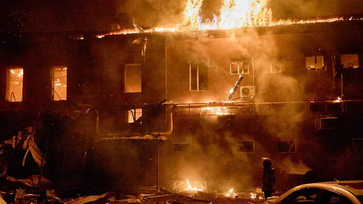 Fire tears through a factory in Ukraine’s second city Kharkiv following a Russian drone strike, 28 January 2025. Photo: EPA-EFE / SERGEY KOZLOV
