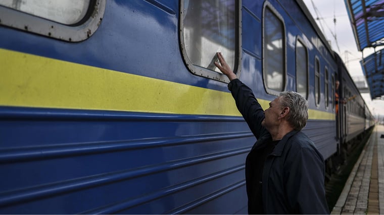 Как молодежь сбегает из оккупированных территорий в Украину — и кто помогает им преодолеть этот путь