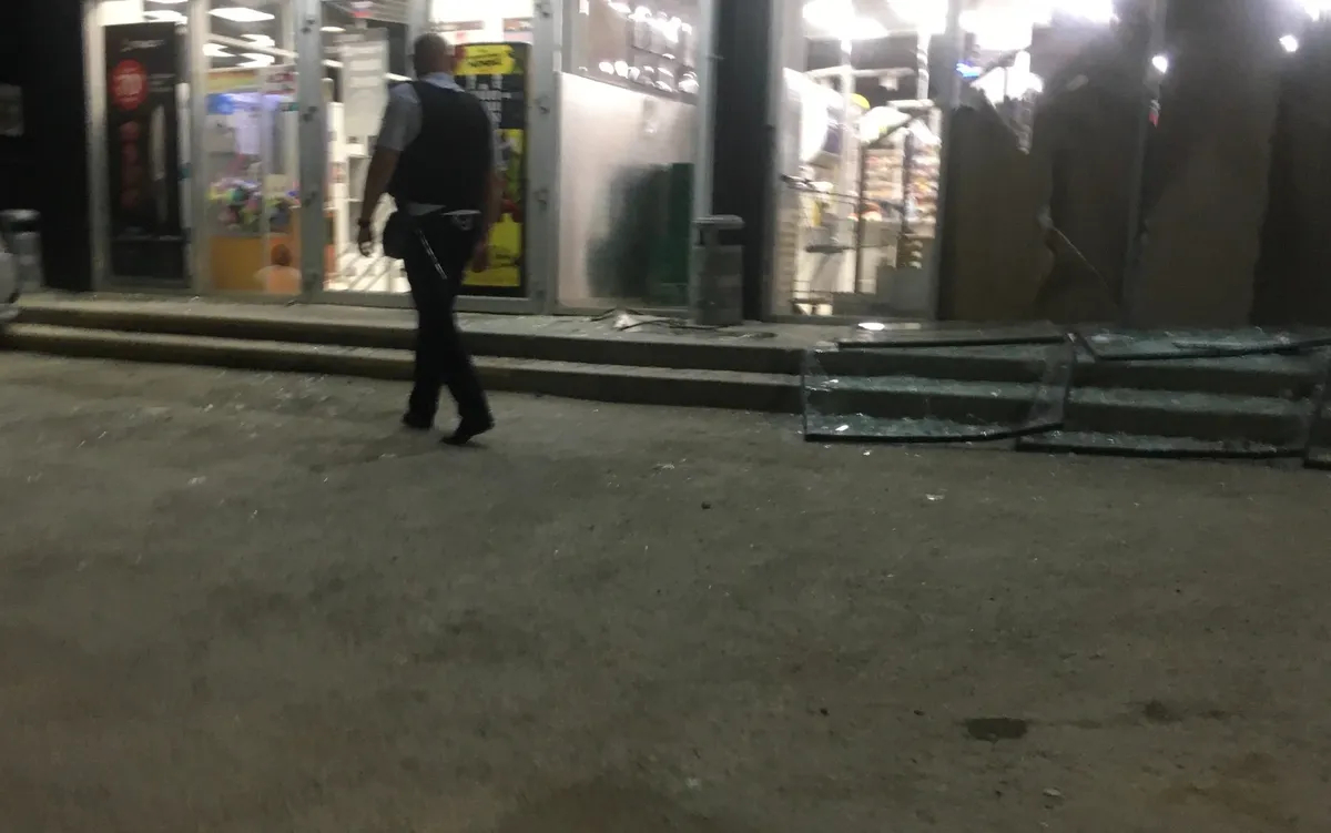 Стёкла выбило не только в домах, но и близлежащих магазинах. Фото: Соня Мустаева