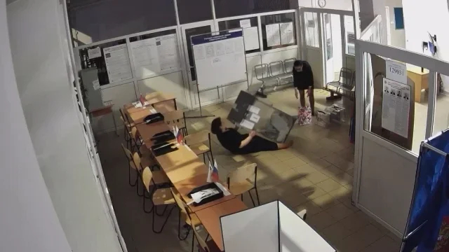 A screenshot of video footage from a St. Petersburg polling station. Photo: ASTRA / Telegram