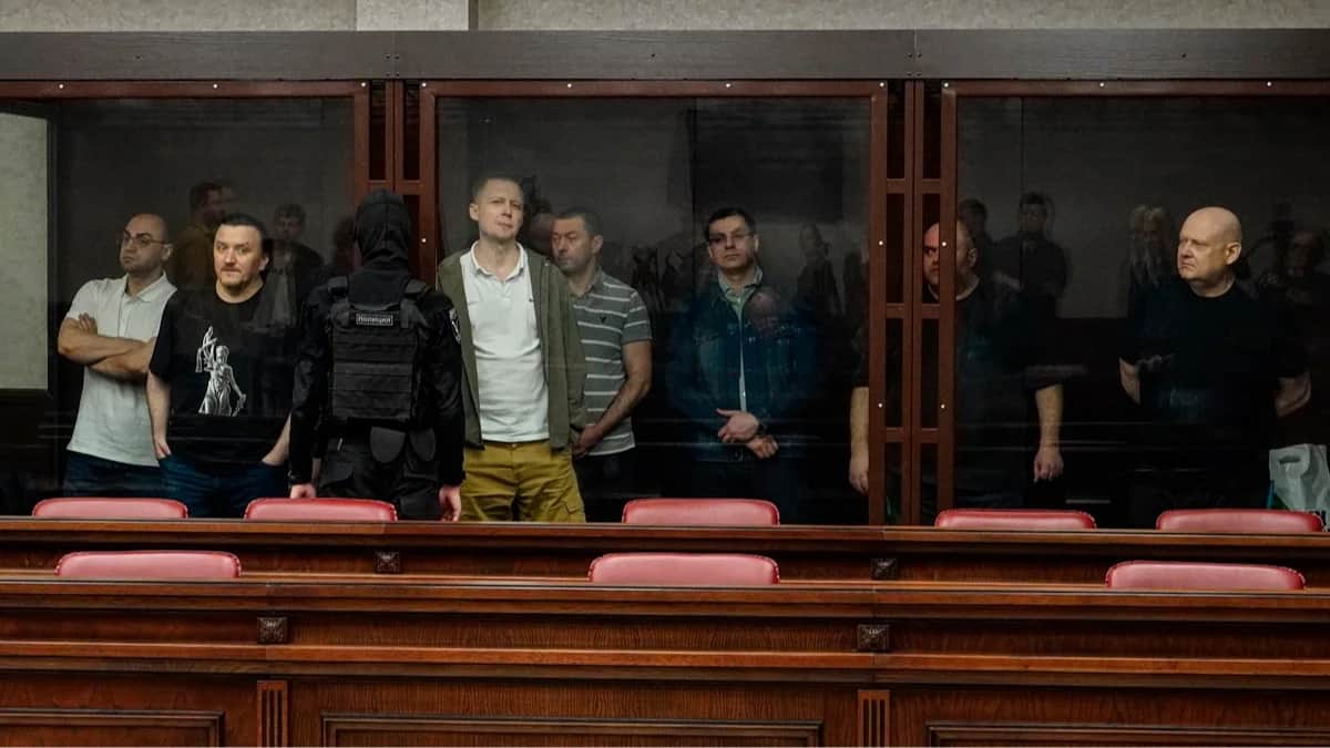 Обвиняемые в совершении взрыва на Крымском мосту в октябре 2022 года стоят за стеклянной решеткой во время оглашения приговора в Военном суде Южного округа в Ростове-на-Дону, 27 ноября 2025 года. Фото: EPA<br>