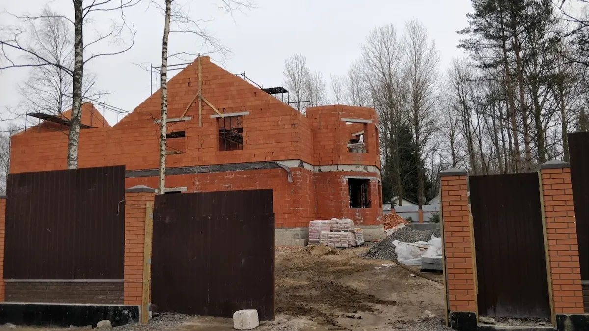 Превращение «курятничков» в элитный коттедж. Фото: Центр «Досье»