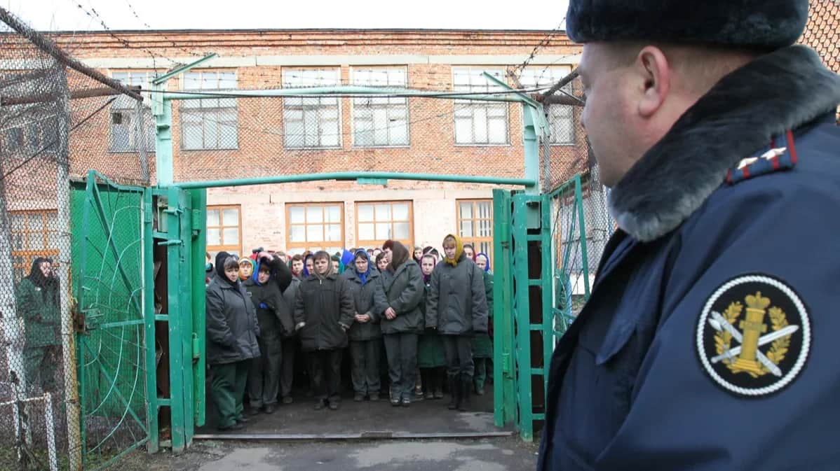 Women wait to be escorted to work at a prison outside the city of Oryol, western Russia. Photo: Yury Titov / AP Photo / Scanpix / LETA