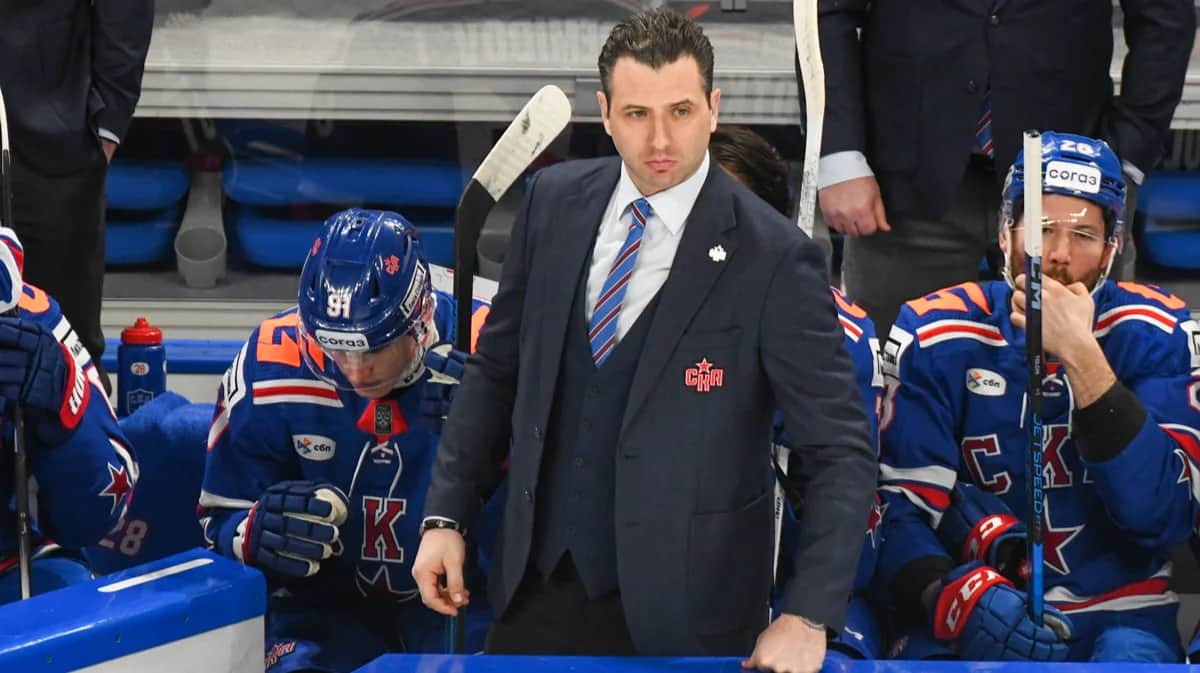 Главный тренер СКА Роман Ротенберг во время хоккейного матча Континентальной хоккейной лиги между СКА и Динамо Минск, Санкт-Петербург, 11 марта 2025 года. Фото: Daniel Felipe Kutepov / SOPA Images / Sipa USA / Vida Press