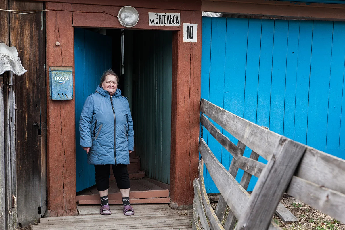Olga Gulyayeva near her house. Photo: Nikolay Kozhevnikov, exclusively for Novaya Gazeta Europe
