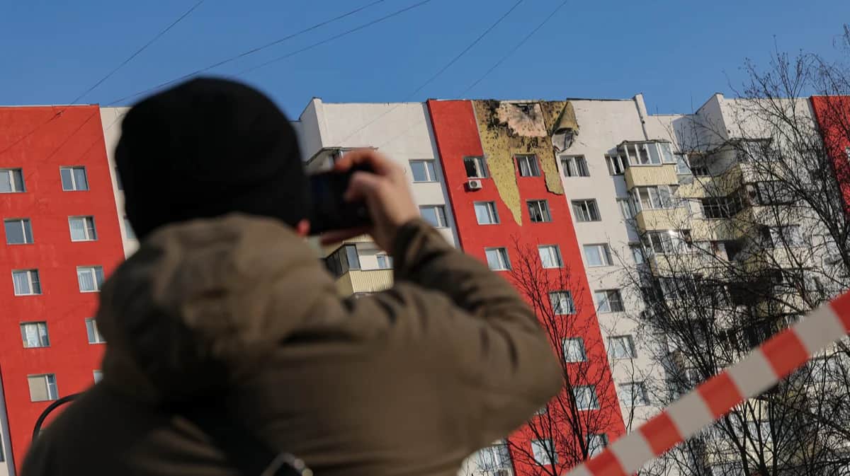 Вид на повреждённый жилой дом после атаки украинского дрона в Москве, 11 марта 2025 года. Фото: Максим Шипенков / EPA