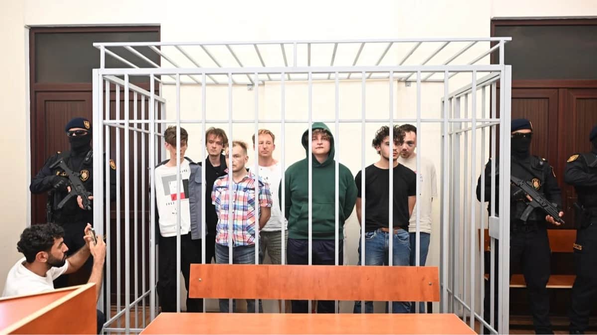 Задержанные в Азербайджане россияне в здании суда, Баку, 1 июля 2025 года. Фото: Azertag
