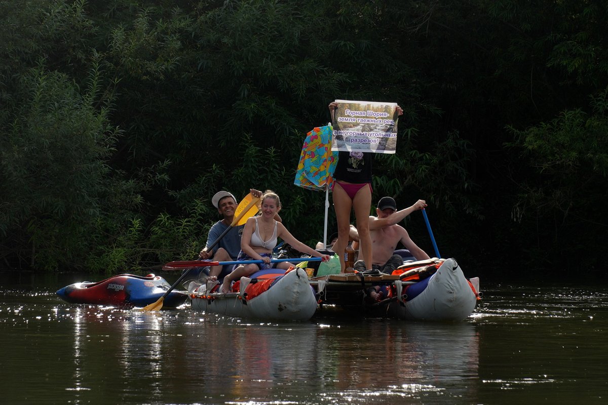 Жители Кемеровской области провели сплав по реке Чумыш в защиту рек Горной Шории от угольных разрезов