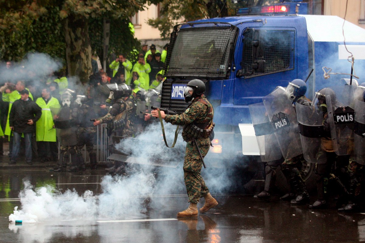 Грузинская полиция применяет слезоточивый газ для разгона протестующих в Тбилиси, 7 ноября 2007 года. Фото: Zurab Kurtsikidze / EPA