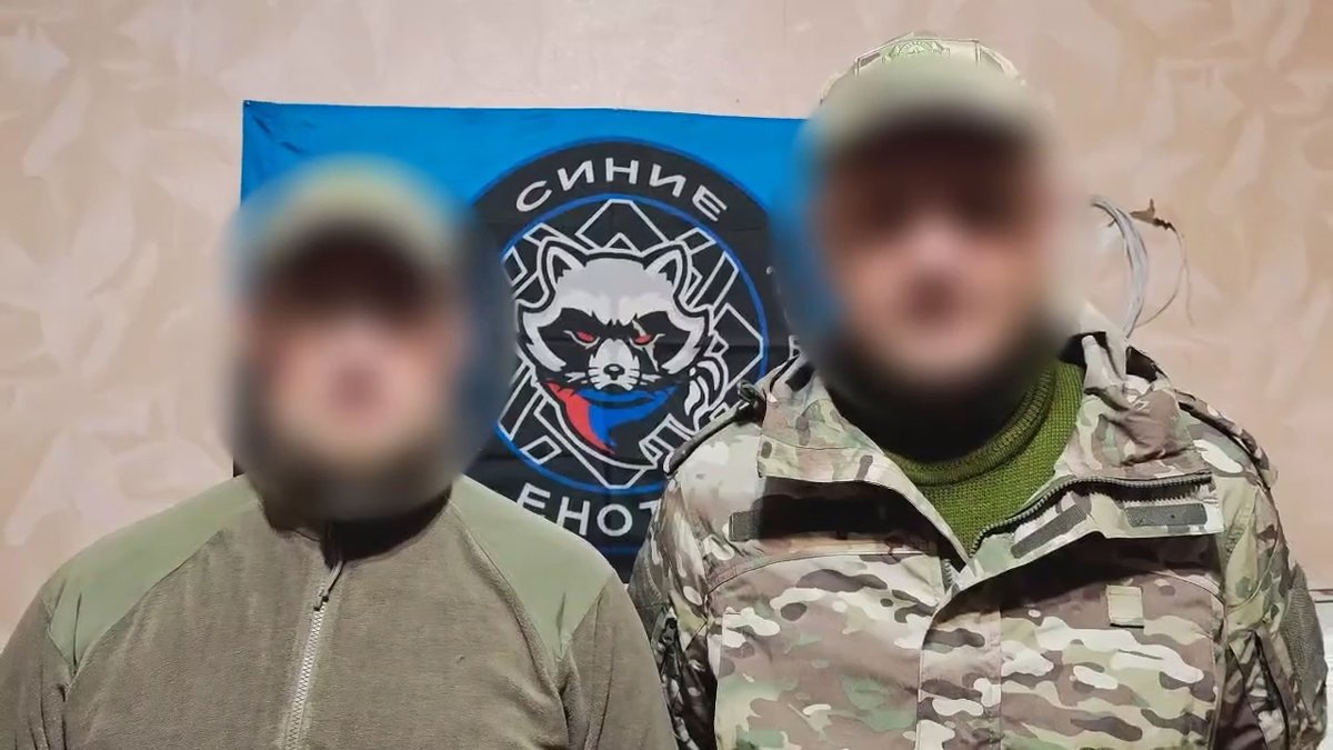 Скриншот из видеообращения военных на фоне флага подразделения «Синие еноты». Источник:  Rutube