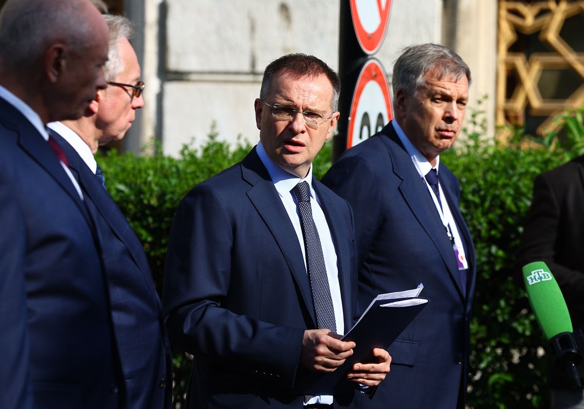 Глава российской делегации Владимир Мединский выступает перед прессой после второго раунда переговоров между российской и украинской делегациями в Стамбуле, Турция, 2 июня 2025 года. Фото: Tolga Bozoglu / EPA