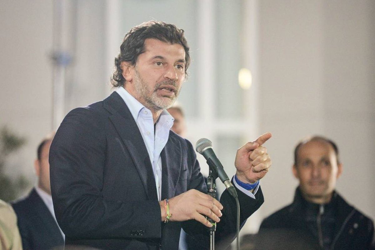 Каха Каладзе вместе со сторонниками и партийными лидерами «Грузинской мечты» после парламентских выборов в Тбилиси, 27 октября 2024 года. Фото: Спутник / Imago Images / Scanpix / LETA