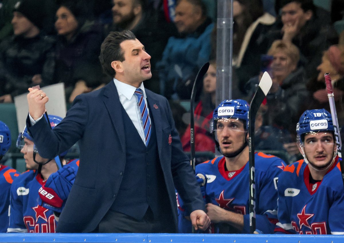 Роман Ротенберг (слева) во время матча между командами СКА — ЦСКА (Москва) в Ледовом дворце, Санкт-Петербург, 21 декабря 2023 года. Фото: Валентина Певцова / Коммерсантъ / Sipa USA / Vida Press