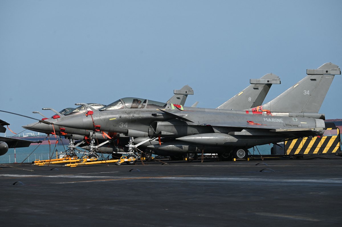 Французские истребители Rafale Marine на палубе авианосца Шарль де Голль на военно-морской базе Чанги, Сингапур, 4 марта 2025 года. Фото: Roslan Rahman / AFP / Scanpix / LETA