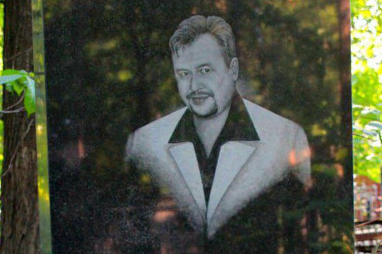 Фото Ромы Маршала на надгробном памятнике. Фото: Бизнес-Онлайн