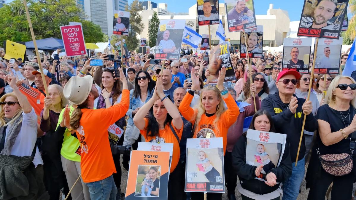 Израильтяне наблюдают за трансляцией освобождения заложников у Музея изобразительных искусств в Тель-Авиве. Фото: Адар Эйаль