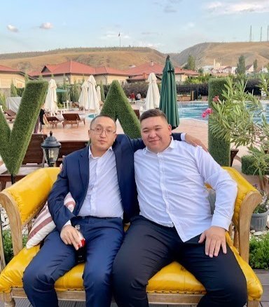 Сыргакбек Атышов (справа) обнимает племянника президента Кыргызстана Эската Нуркожоева. Источник: соцсети Атышова