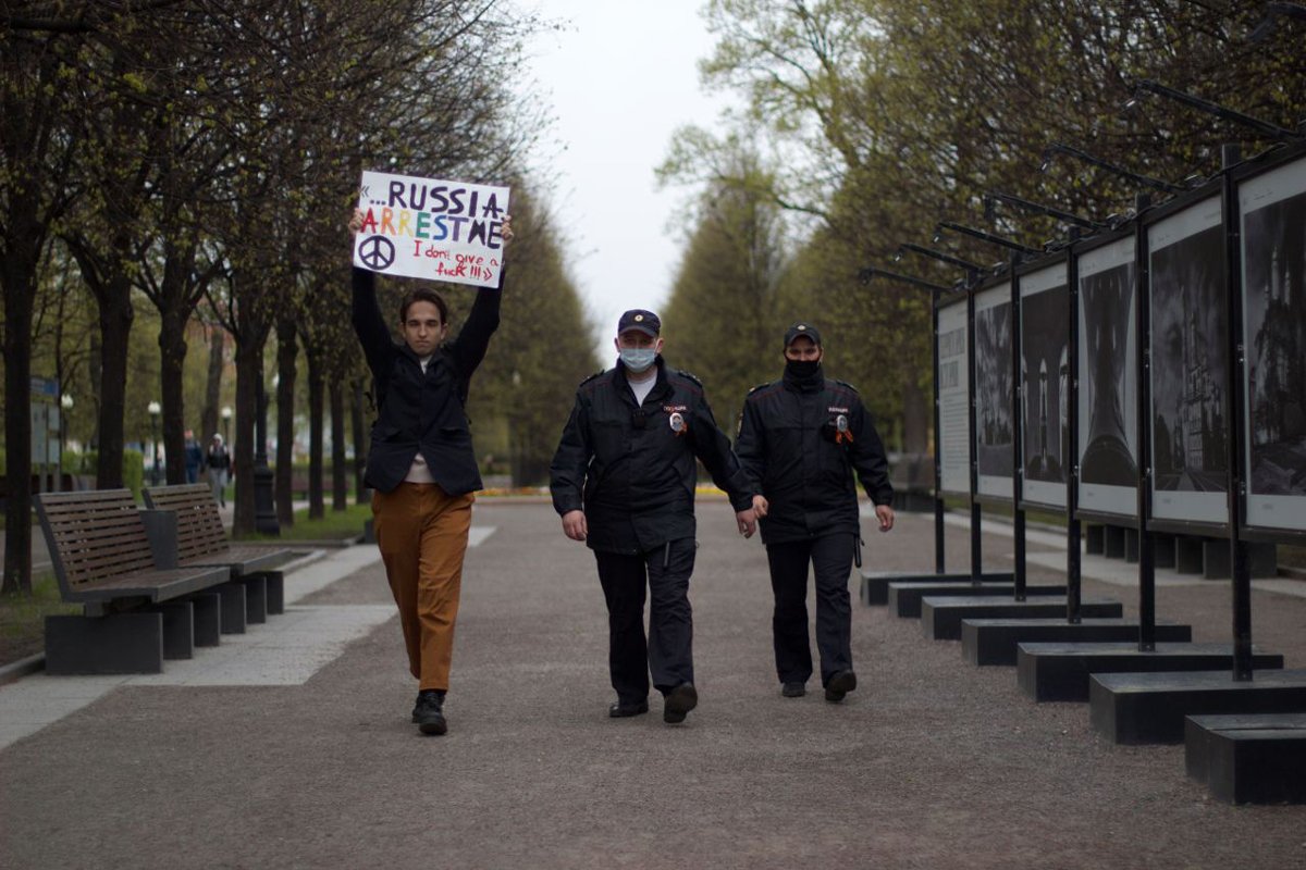 Задержание полицейскими Никиты Родичева, Москва, 9 мая 2022 года. Фото: Avtozak LIVE