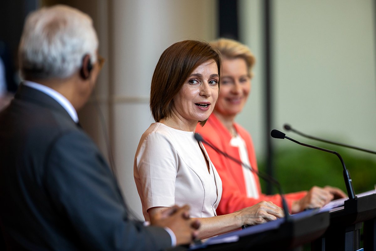 Антониу Кошта, Майя Санду и Урсула фон дер Ляйен на пресс-конференции после саммита ЕС-Молдова. Фото: Dumitru Doru / EPA