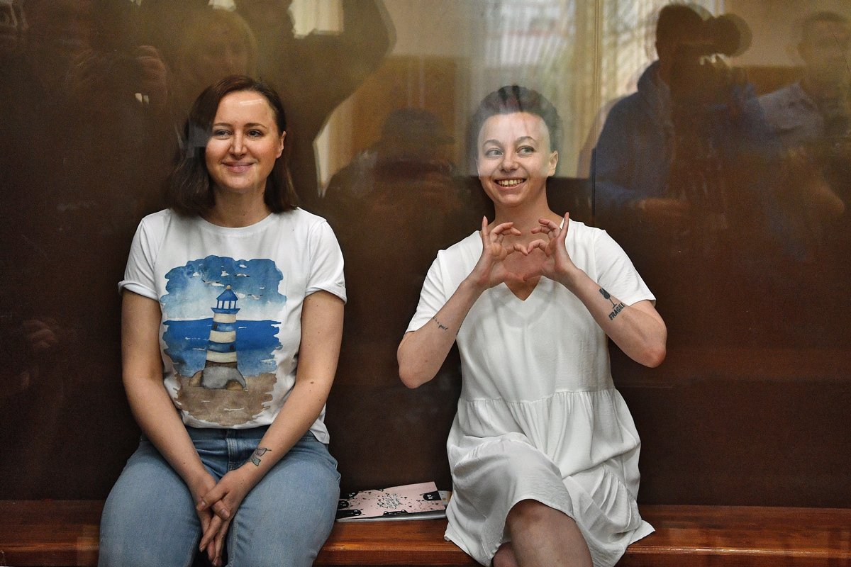 Светлана Петрийчук (слева) и Евгения Беркович (справа)
в Хамовническом районном суде в Москве, 30 июня 2023 года. Фото: Игорь Иванько / Коммерсантъ / Sipa USA / Vida Press