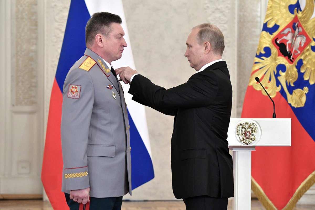 Владимир Путин награждает Александра Лапина орденом Святого Георгия IV степени за участие в операции в Сирии, Москва, 28 декабря 2017 года. Фото:  Kremlin