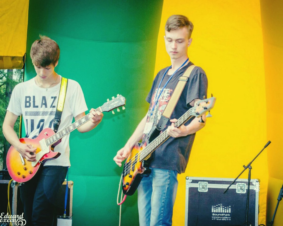 Алексей Рожков играет в своей музыкальной группе. Фото: личная страница Рожкова «ВКонтакте»