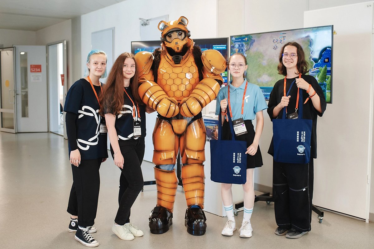 Подростки рядом с ростовой куклой персонажа из вселенной Берлога. Фото: berloga.fandom.com (CC-BY-SA)