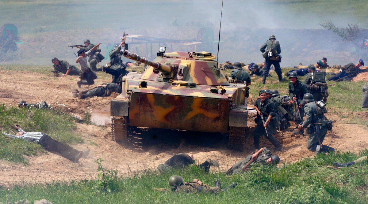 Реконструкция боя времен Второй мировой войны у мемориала «Линия Сталина» возле деревни Горошки, недалеко от Минска, 26 июня 2011 года. Фото: Владимир Никольский / Reuters / Scanpix / LETA