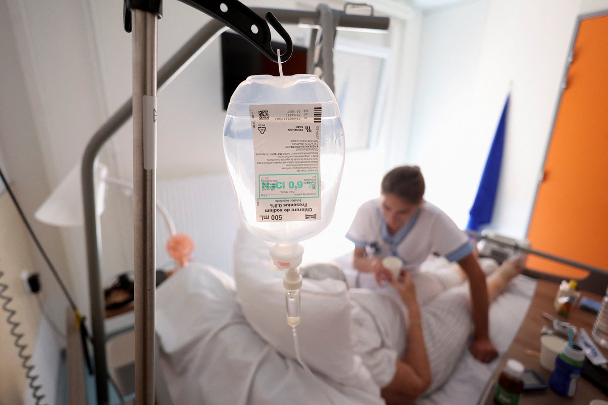 Медсестра вводит лекарство пациенту в отделении паллиативной помощи клиники в Марселе, Франция, 31 мая 2024 года. Фото: Manon Cruz / Reuters / Scanpix / LETA