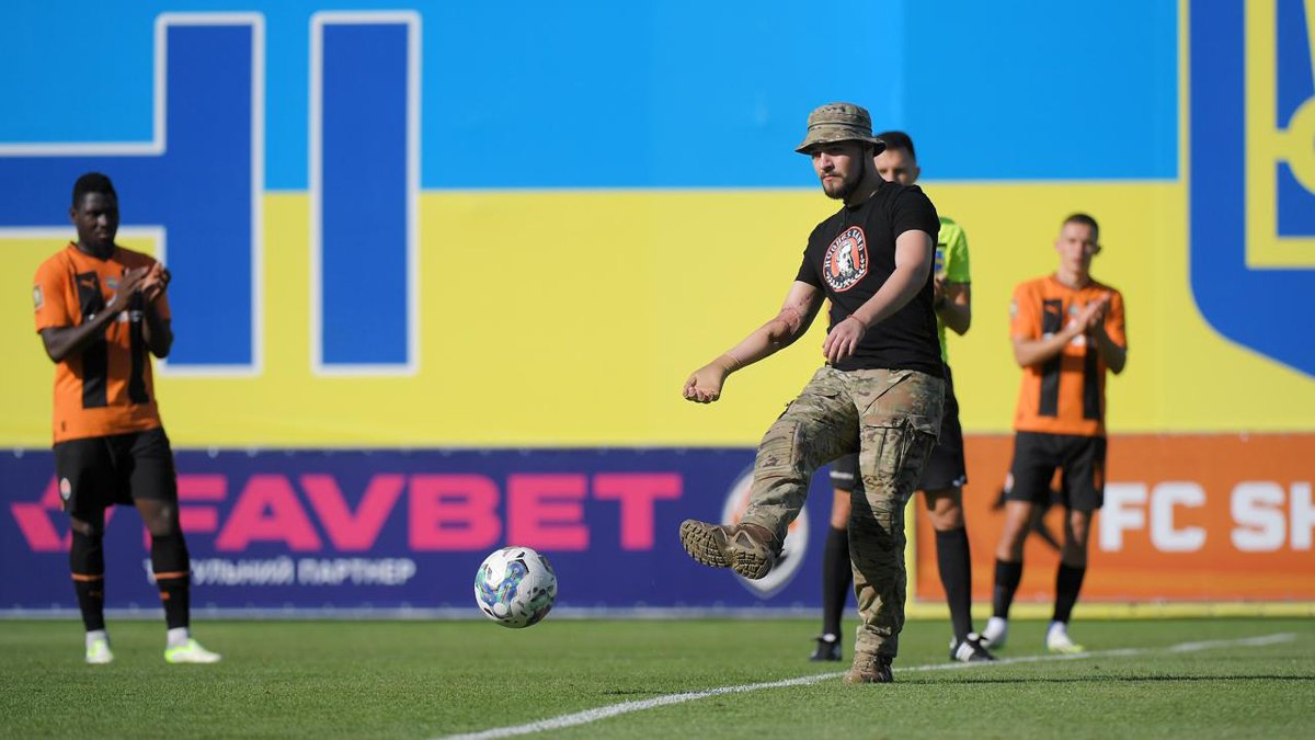 Представитель ультрас «Шахтера» Никита Стецюра наносит первый символический удар в матче с «Александрией», август 2023 года. Фото:  пресс-служба ФК «Шахтер»