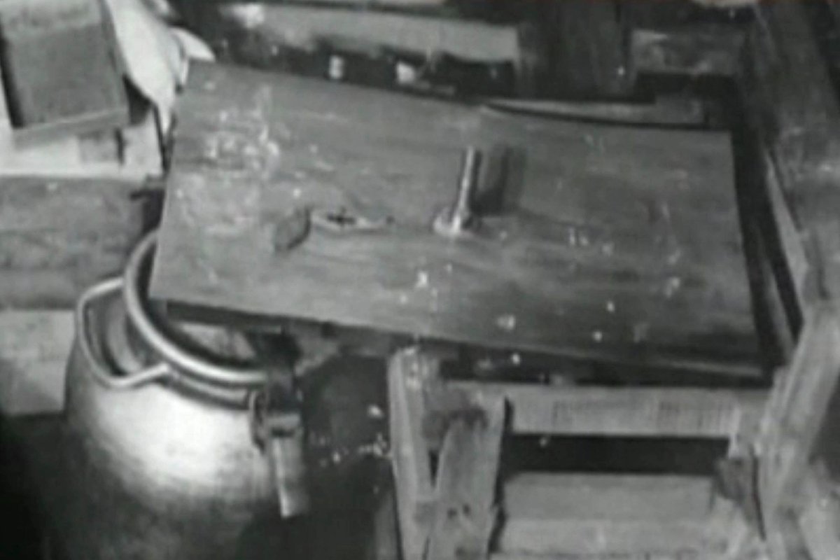 Взломанный кувалдой сейф. Источник:  ntv.ru