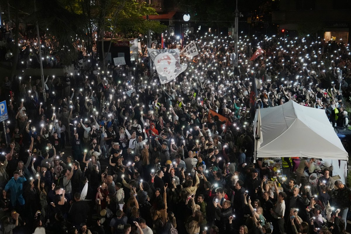 Люди протестуют перед штаб-квартирой государственного телевидения, требуя честного и непредвзятого освещения событий в Белграде, 17 апреля 2025 года. Фото: Darko Vojinovic / AP Photo / Scanpix / LETA
