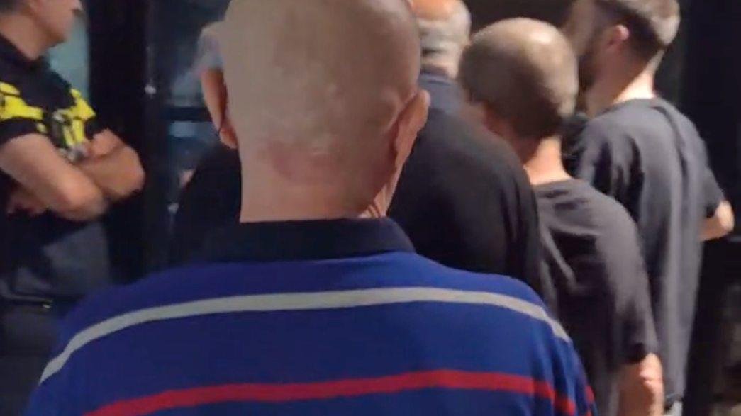 Высланные из России украинцы, которые застряли в буферной зоне в Грузии, вышли из подвала на грузинское КПП с протестом. Один из них пытался перерезать себе горло