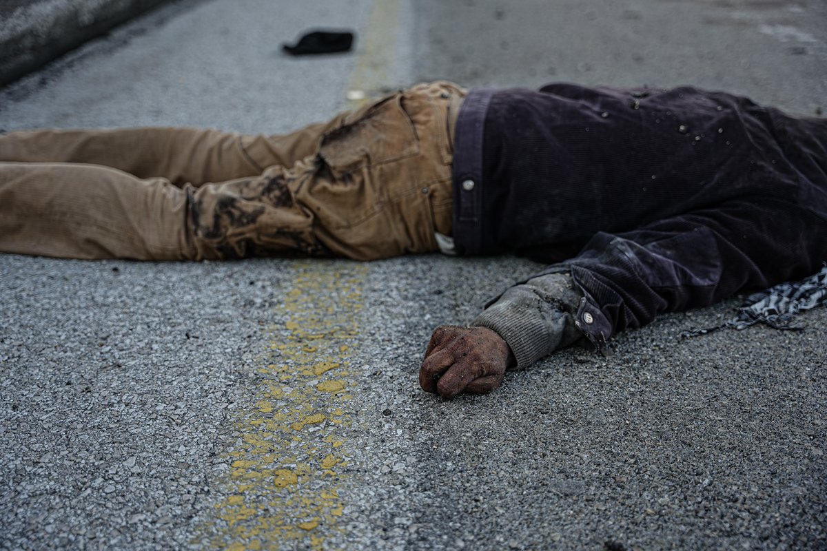 Тело погибшего на дороге после столкновений, Джабле, Латакия, 9 марта 2025 года. Фото: Mohamad Daboul / EPA