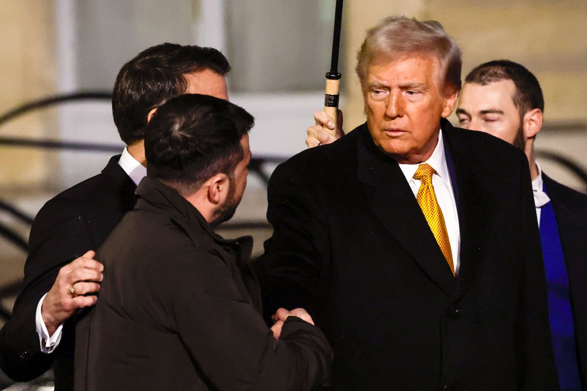 Президент Франции Эммануэль Макрон приветствует Дональда Трампа и Владимира Зеленского в Елисейском дворце перед торжественной мессой по случаю открытия Собора Парижской Богоматери, Париж, Франция, 7 декабря 2024 года. Фото: Henri Szwarc / Starface / Scanpix / LETA