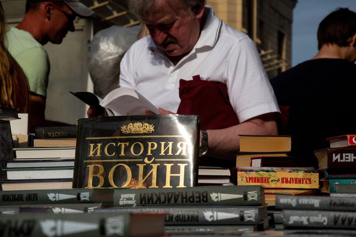 Уличная ярмарка на Арбате в Москве. Фото: Николай Винокуров / Alamy / Vida Press