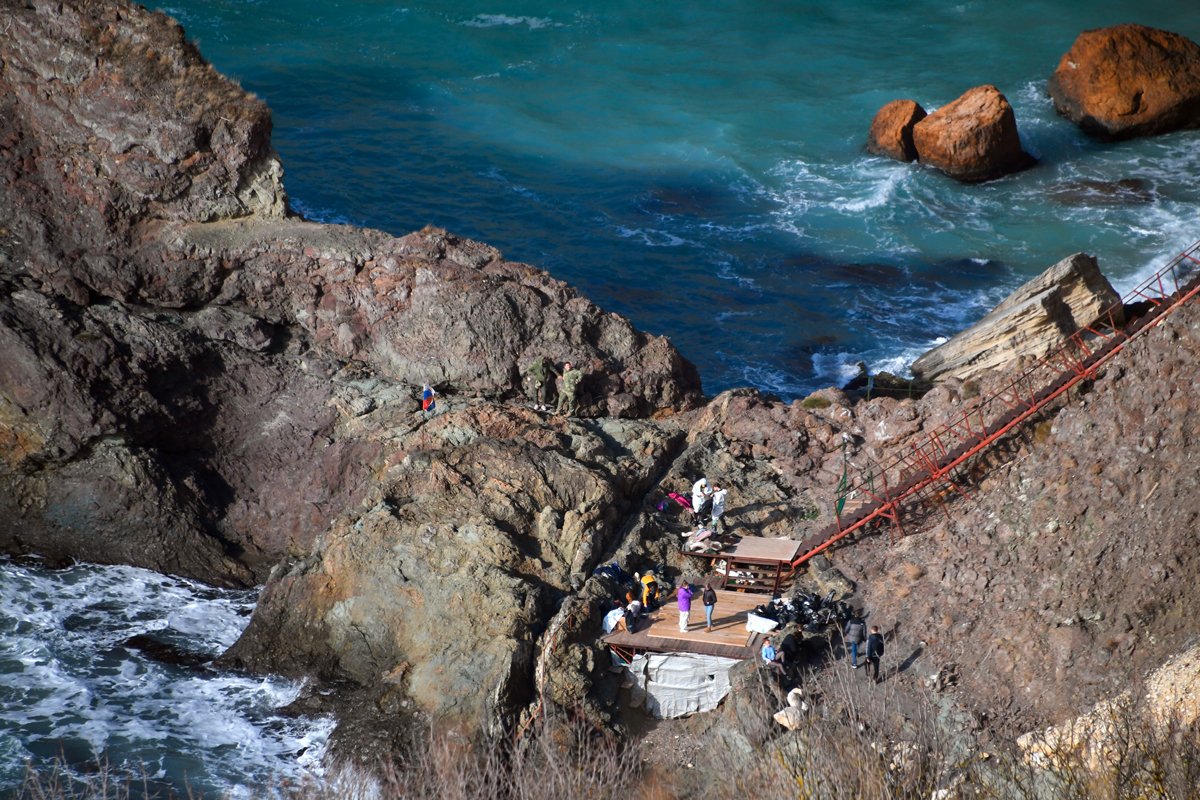 Волонтеры и местные жители работают над очисткой от мазута на пляже «Царское село» мыса Фиолент в Крыму, 9 января 2025 года. Фото: Виктор Коротаев / Коммерсантъ / Sipa USA / Vida Press