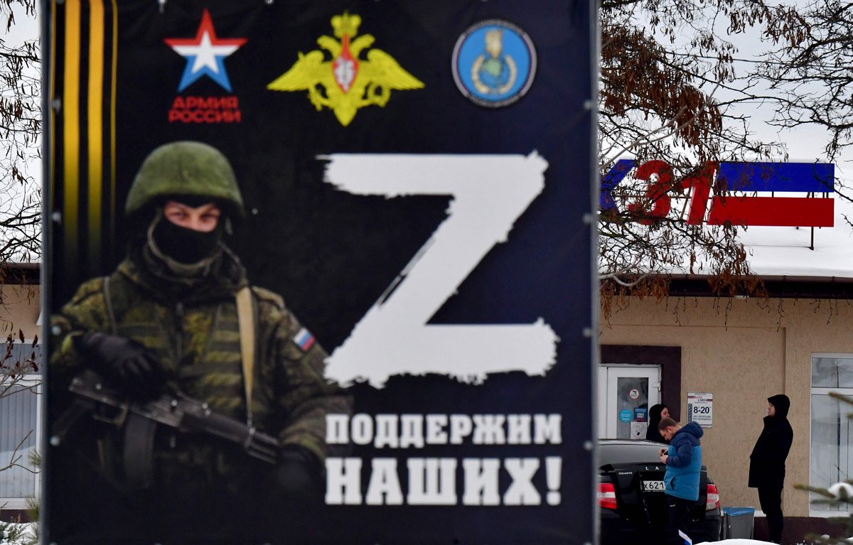 Баннер в поддержку российских военнослужащих в Старом Осколе, 11 января 2024 года. Фото: Ольга Мальцева / AFP / Scanpix / LETA