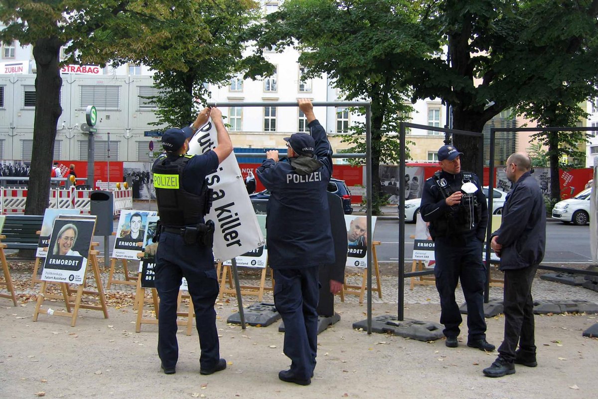 Полиция изымает баннер «Putin is a killer» у лагеря Баграша перед российским посольством, Берлин, 18 сентября 2021 года. Фото: Дмитрий Баграш /  Facebook