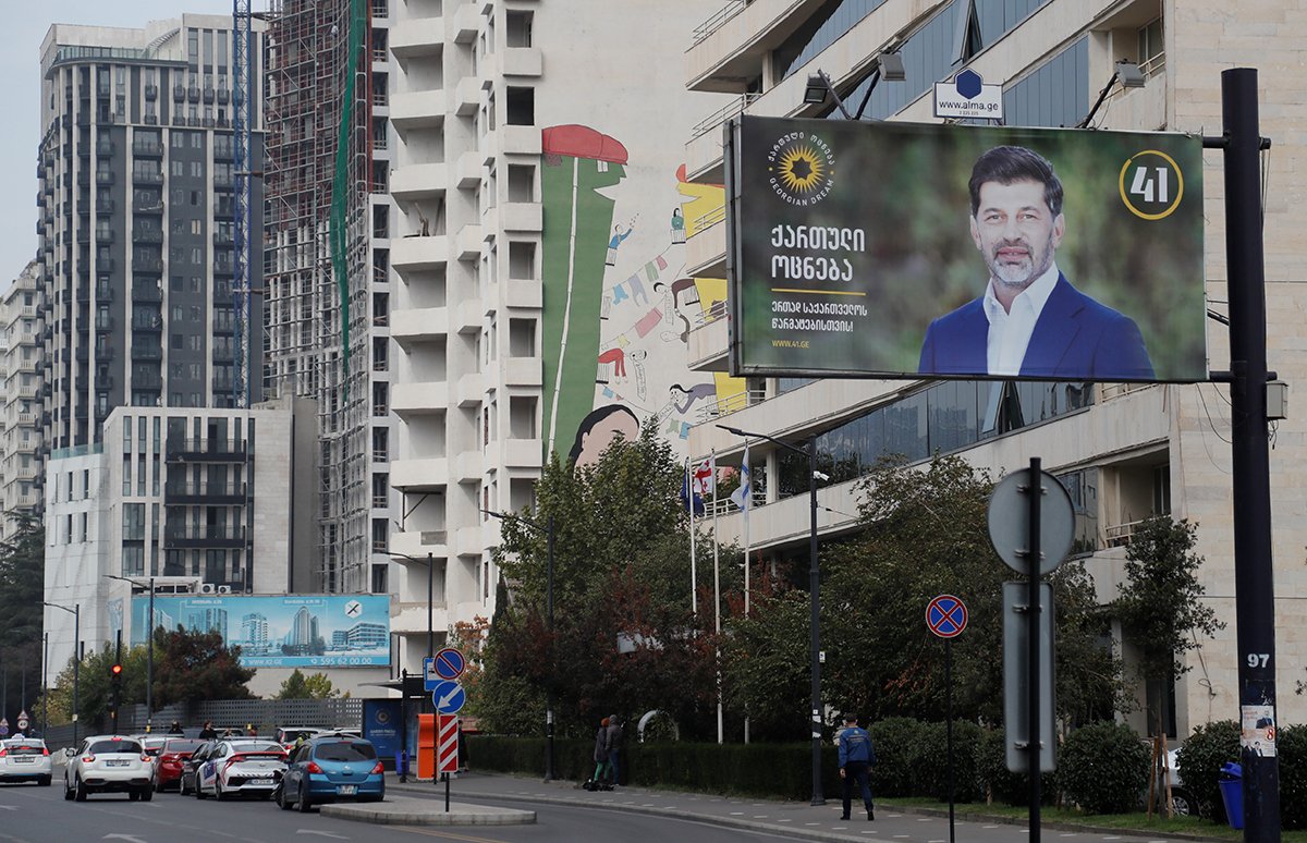 Предвыборный плакат с портретом Кахи Каладзе в Тбилиси, Грузия, 28 октября 2020 года. Фото: Zurab Kurtsikidze / EPA