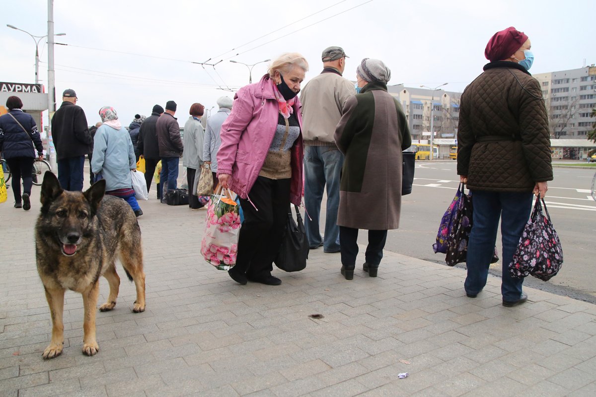 Местные жители на автобусной остановке в Донецке, 14 апреля 2021 года. Фото: Аексей Александров / AP Photo / Scanpix / LETA
