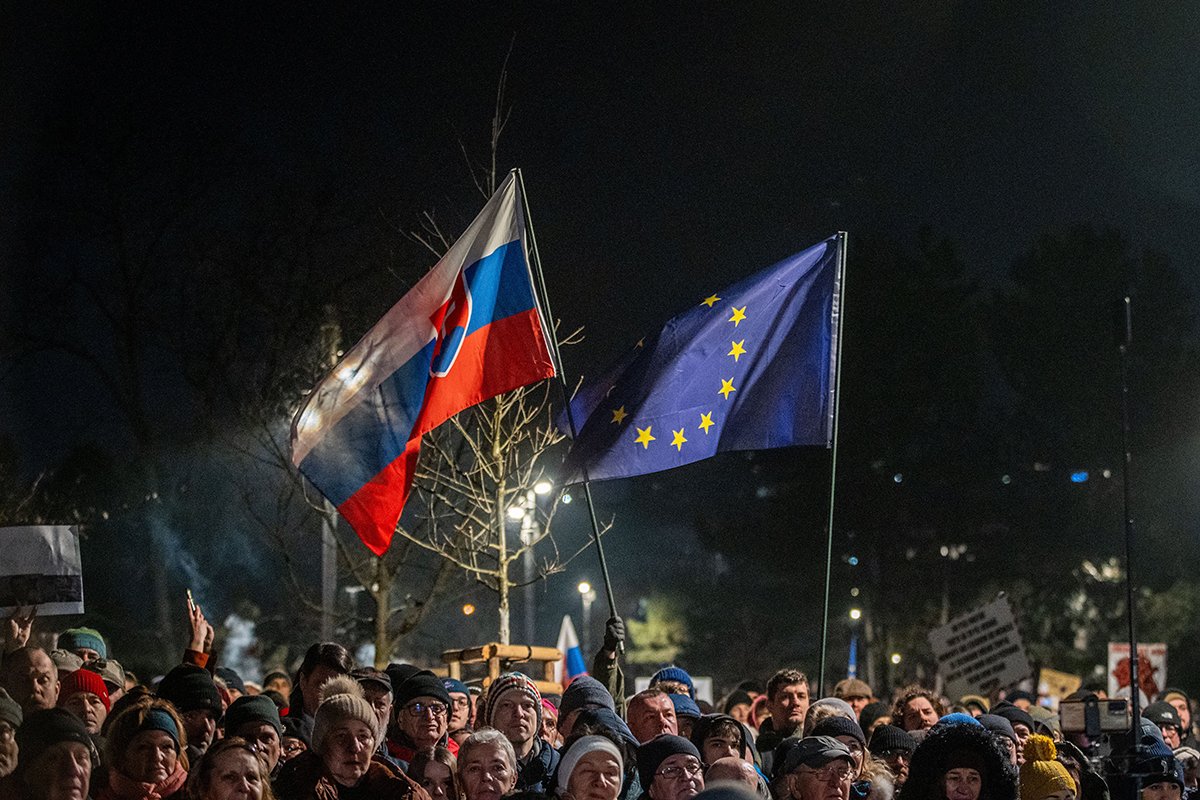Демонстрация против правительства премьер-министра Словакии в Братиславе, Словакия, 24 января 2025 года. Фото: Jakub Gavlak / EPA-EFE